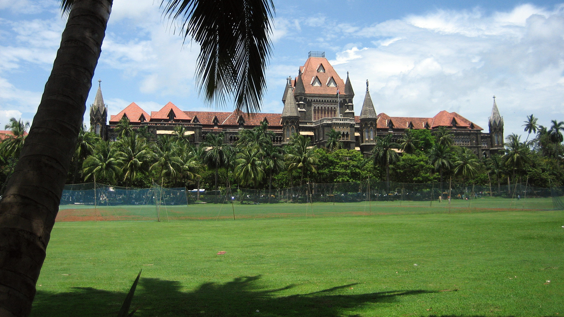 Bombay_-_The_High_Court_from_afar_2006-smaller-maybe.jpg
